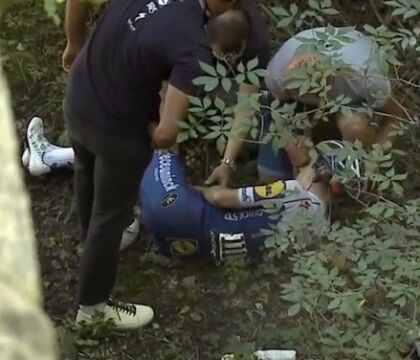 Evenepoel racconta la terribile caduta: «Sapevo del pericolo, il corpo si è rifiutato di fare la curva»
