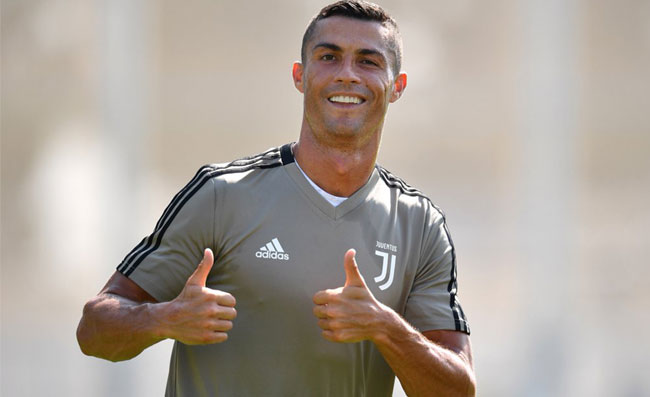 Cristiano Ronaldo, gli auguri a Diego Maradona: “Giocatore incredibile, mi ha fatto sognare”
