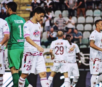 La Reggiana perde a tavolino e accusa la Salernitana di Lotito: «dove è finita la lealtà sportiva?»