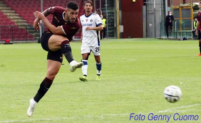FOTO – Salernitana-Reggiana, partita fantasma. Uno striscione: “Non lasciate morire il calcio”
