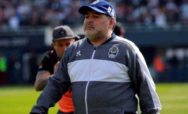 Maradona, il medico: “Diego è tranquillo, sarà operato nelle prossime ore. C’è un ematoma tra cranio e cervello”