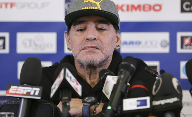 Maradona, l’agente: “Operazione a mezzanotte. Diego non parla più dal suo compleanno”