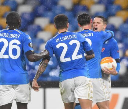 Corsera: calciatori la smettano di festeggiare il gol abbracciandosi
