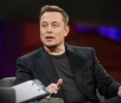 Elon Musk: «Leggere ’Guida galattica per autostoppisti’ mi ha insegnato l’importanza dell’universo»