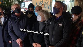 La Sampdoria celebra Maradona davanti al suo murales