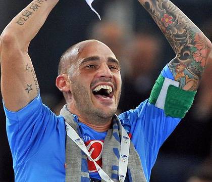 La protesta di Cannavaro: “Io, capitano per anni, non sono sul murale della stazione”