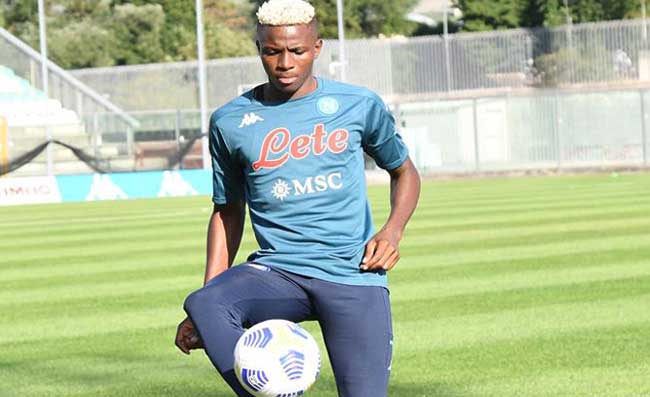 Osimhen domani torna a Napoli, serviranno altri esami. La data del rientro in campo