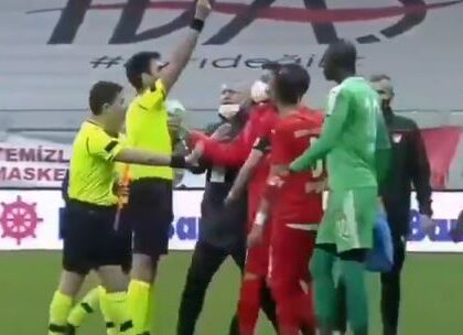 Turchia, contesta all’arbitro l’errore mostrandogli l’azione al cellulare, espulso Arslan del Sivasspor