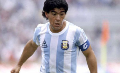 Maradona, nuova “apparizione” nei cieli di Buenos Aires: Diego bacia la Coppa del Mondo