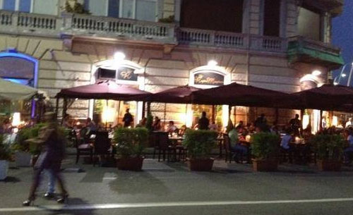 VIDEO – Napoli, spaventosa mareggiata. L’acqua invade il lungomare, ristoranti distrutti