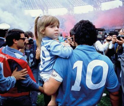 d’Esposito (Il Fatto): Maradona, un congedo anarchico come la sua parabola terrena di Dio del calcio