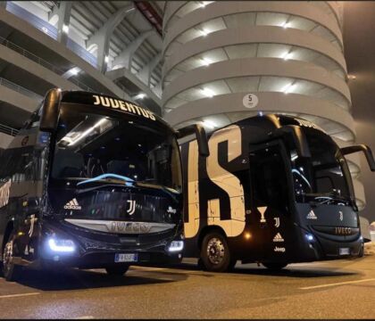 Agnelli celebra i bus della Juve a San Siro, nel giorno delle motivazioni del Coni su Juve-Napoli