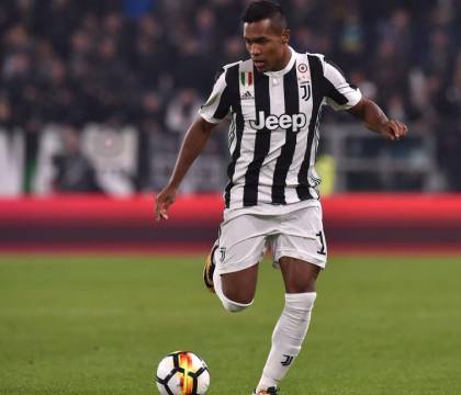 Alex Sandro positivo, su Twitter gli juventini invocano l’Asl per fermare Milan-Juve