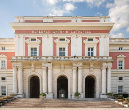Dagli ospedali napoletani: «Aumentano i ricoveri anche di giovanissimi. Gli anziani restano i più critici»