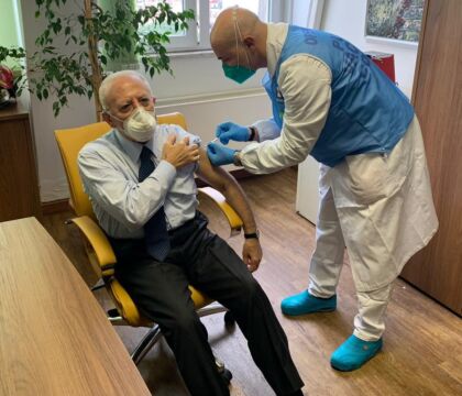 De Luca: “Ho fatto da cavia per il vaccino, se non muoio alla seconda dose potete stare tranquilli”