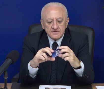 De Luca: “Non faremo la riapertura generalizzata della scuola, forse solo le elementari”