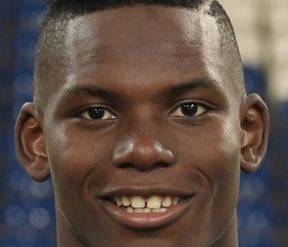 Embolo fa festa e poi fugge sui tetti. Il leader dei calciatori “Covidioti” gioca in Germania