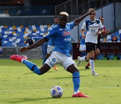 Gazzetta: De Laurentiis vuole dare l’esempio, Osimhen rischia una multa da 200mila euro