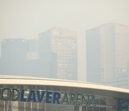 Il caso del tennista agli Australian Open da positivo: “Ce l’ha da novembre, non infetta più”
