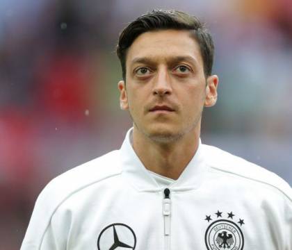 Il presidente del Fenerbahce vuole pagare Ozil con gli sms dei tifosi