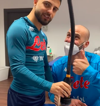 Insigne si improvvisa fisioterapista per aiutare Mertens VIDEO)