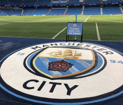 Lo sceicco del Manchester City acquista il primo trofeo della FA Cup per circa 850 mila euro