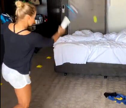 L’Australian Open inventa il tennis da camera: 73 chiusi in hotel, si allenano coi muri