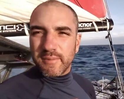 Per 80 giorni in testa alla regata in solitaria più estrema del mondo, con una mano sola