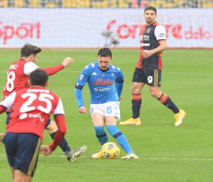 Perché Mario Rui prova due tiri a giro di destro?