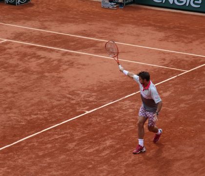 Scopre di essere positivo al secondo set. Gioca, vince e va in quarantena