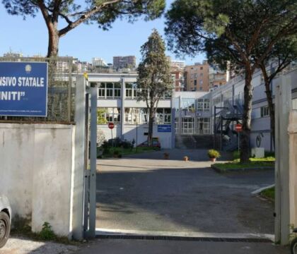 Scuola, 21 studenti e 4 docenti contagiati in 24 ore, 169 persone in isolamento. Focolaio a Fuorigrotta