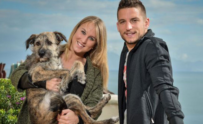 VIDEO – Lady Mertens è pazza di Napoli. A Mergellina con il cagnolino sulla spiaggia