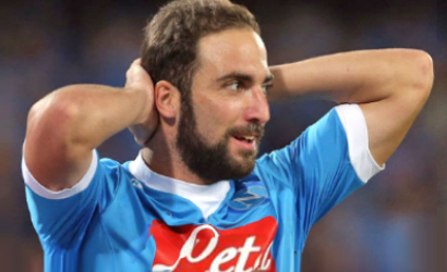 “Higuain amava le s**ze!”, tifosi di Napoli e Juve si scatenano sui social. Cruciani se la ride