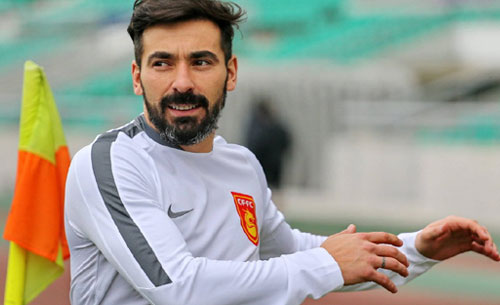 Lavezzi, la fidanzata: “Non voglio che torni a giocare, lo alleno io”. Poi pubblica una foto