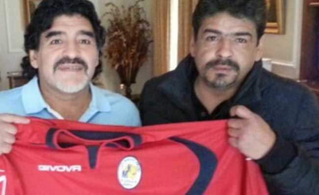 Maradona, due mesi dalla sua morte. Il fratello: “Diego aveva le ginocchia a pezzi”