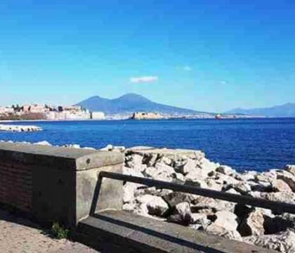 Napoli, troppa folla, la polizia blocca il Lungomare con le transenne