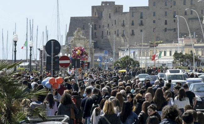 Napoli, restituisce il portafoglio perso a un milanese: “È rimasto scioccato dal mio gesto”