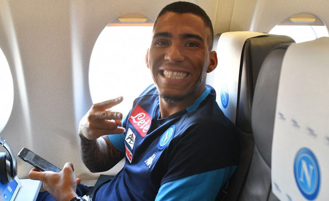 VIDEO – Allan non dimentica, maglia del Napoli per allenarsi in casa con i suoi figli