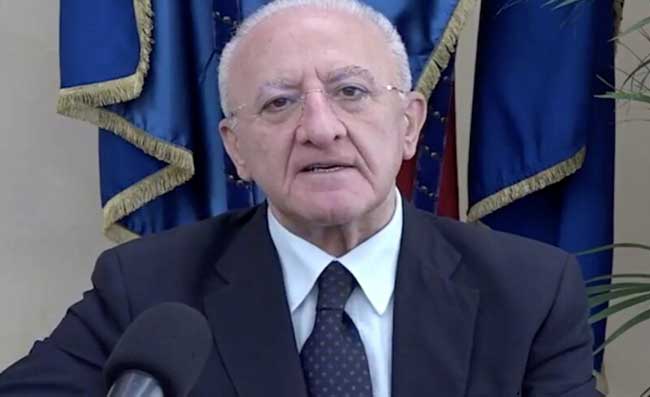De Luca sbotta: “In tv sono circolate delle falsità sui vaccini in Campania”