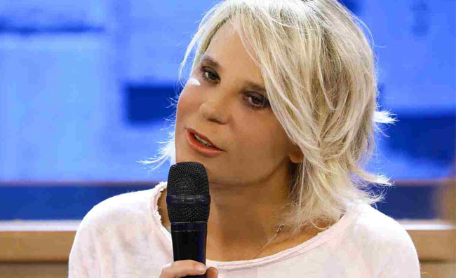 Maria De Filippi a De Martino: “Hai già dato qui”. Arisa interviene e dà una fake news