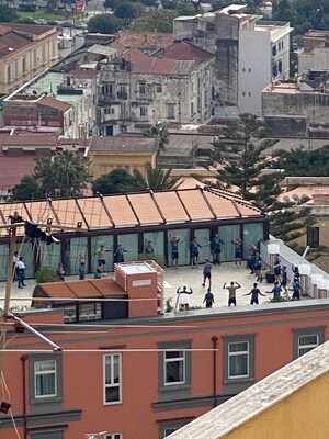 Napoli, la rifinitura si fa sul terrazzo dell’hotel!
