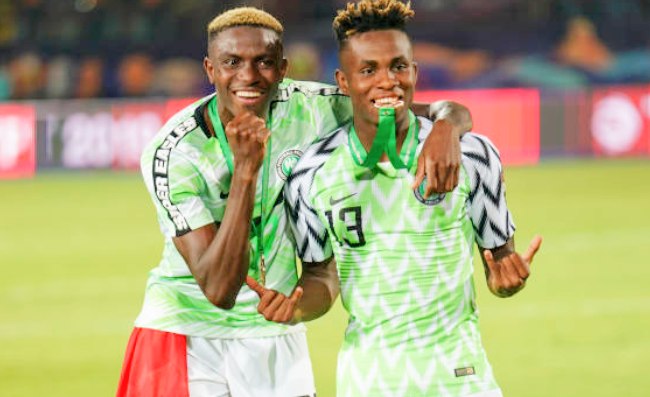 Osimhen in Nigeria (senza mascherina). Poi scherza con Musa: “Vai in ufficio?”