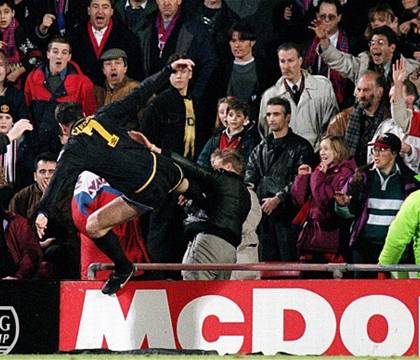 Cantona ricorda il mitico calcio volante al tifoso: «Ho un solo rimorso, non averlo colpito più forte»