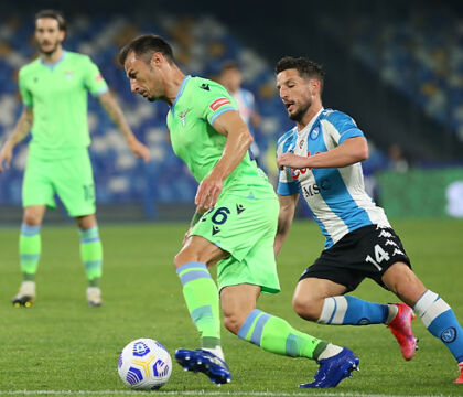 Lazio furiosa per un fallo di mano di Mertens, il secondo gol del Napoli da annullare