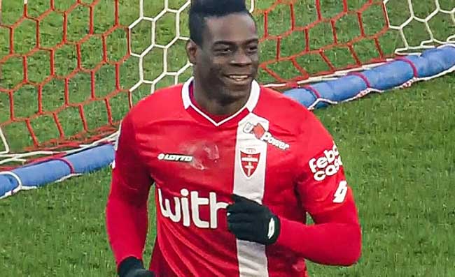 Picchia la fidanzata perché ossessionato da Balotelli: 13 anni di carcere