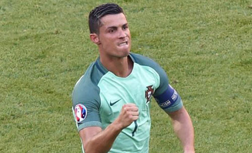Ronaldo, fascia da capitano gettata a terra battuta all’asta: venduta per 64 mila euro
