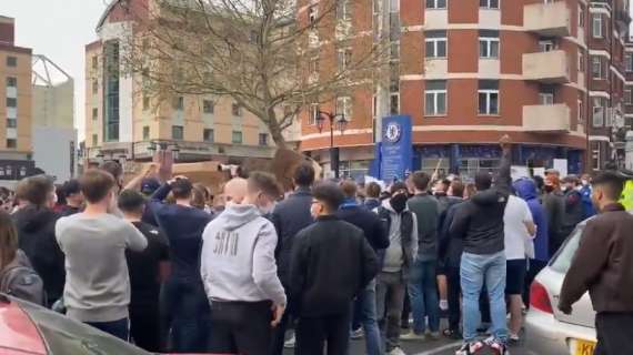 VIDEO – Chelsea, tifosi protestano contro Abramovich per la Superlega: “Hai rovinato il nostro club”