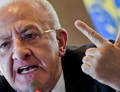 De Luca: «Vaccini ai 40enni? I vaccini non ci sono»
