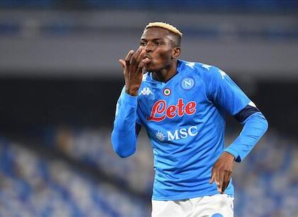 Osimhen, la passione per le griffe e le borse di vestiti regalate ai ragazzi ai semafori