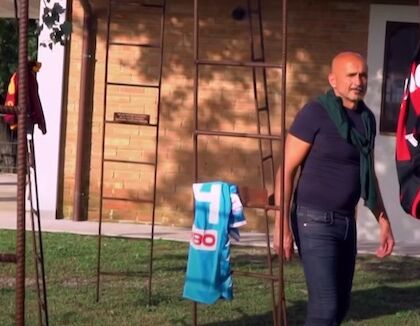 Spalletti e la sua collezione di maglie da calcio, ne ha sei anche del Napoli